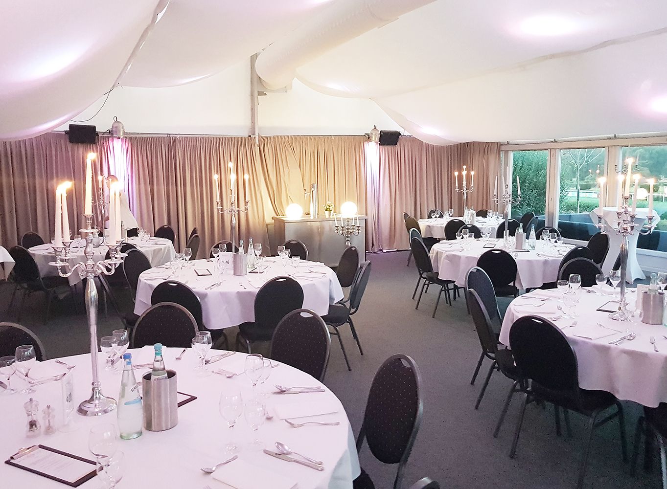 gastronomie-konferenzstuhl-mailand-plus-_6 Mailand-Plus mit Tisch Gutima Molto/Foto: Restaurant Grafengrün, Düsseldorf