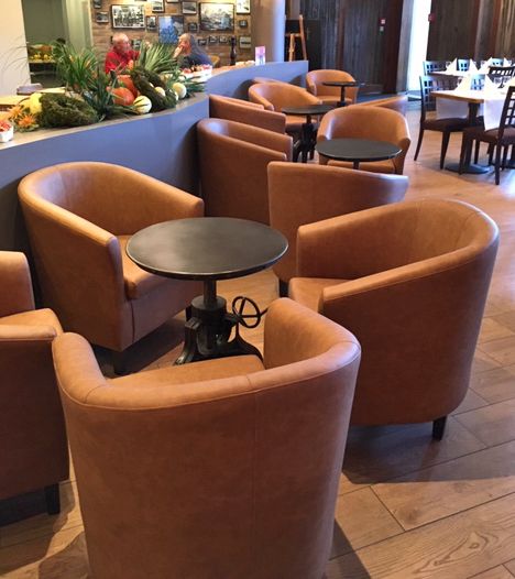 gastronomie-loungesofal-panto-_5 Beizton: Wenge/Bezug: Kosa-5/Foto: Fa. Autogrill, Olten (CH)